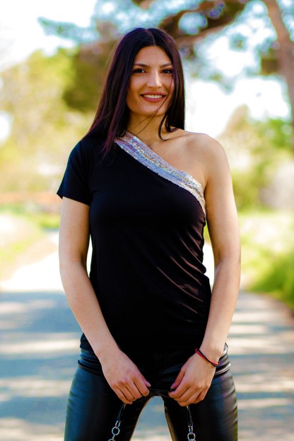 Μαύρη μπλούζα Denise με ένα ώμο και χρυσό γιακά