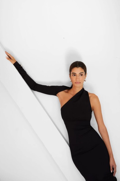 Μαύρο μίντι φόρεμα με ανοιχτή πλάτη