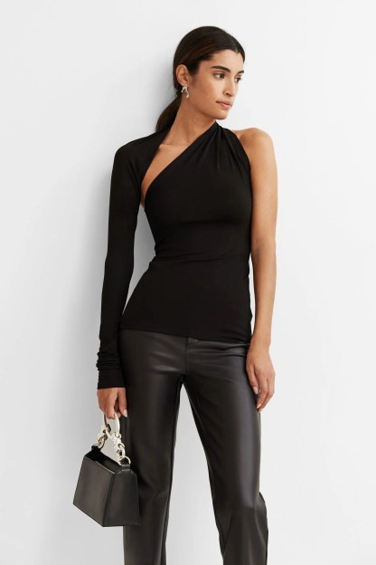 Μαύρη μπλούζα με ανοιχτή πλάτη και λεπτομέρια στο μανίκι
