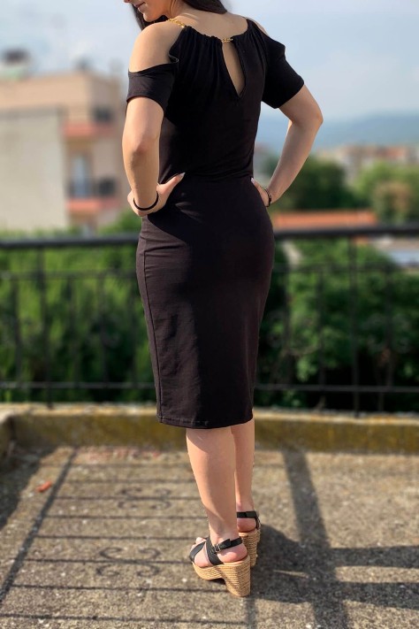 Μαύρο Φόρεμα Με Ανοιχτούς Ώμους Και Αλυσίδα Τιράντα,
